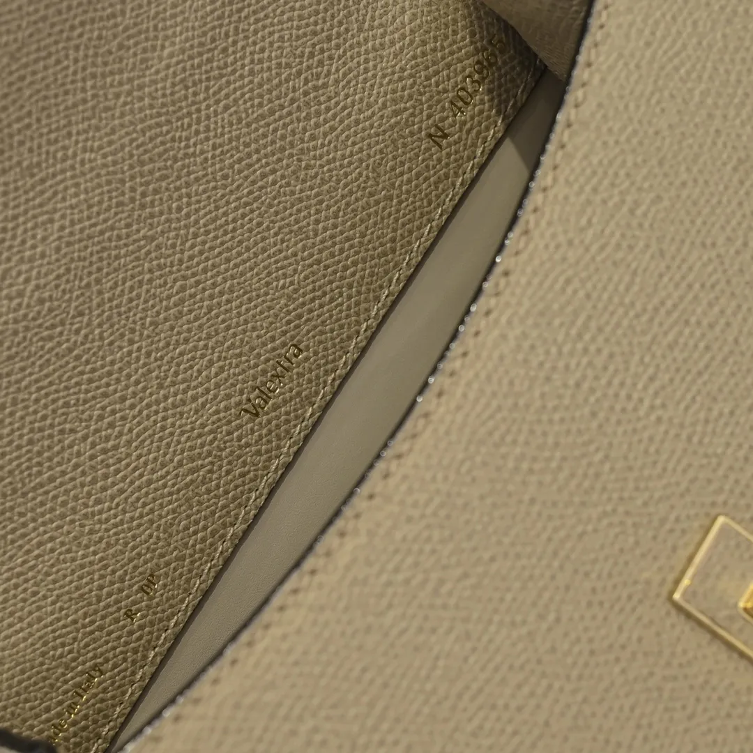 Valextra, the name of Italy's beloved horse, Iside is Val. One of extra's most iconic designs. There is no obvious logo, but the simple collective line design is very recognizable, full of architectural art, and shows a capable and intellectual style. It is made of imported palm-print lining cowhide, with up to five stitches of handwork, and the shiny oil edges test the skill of the craftsman. Small size: 22cm model 6627-1#